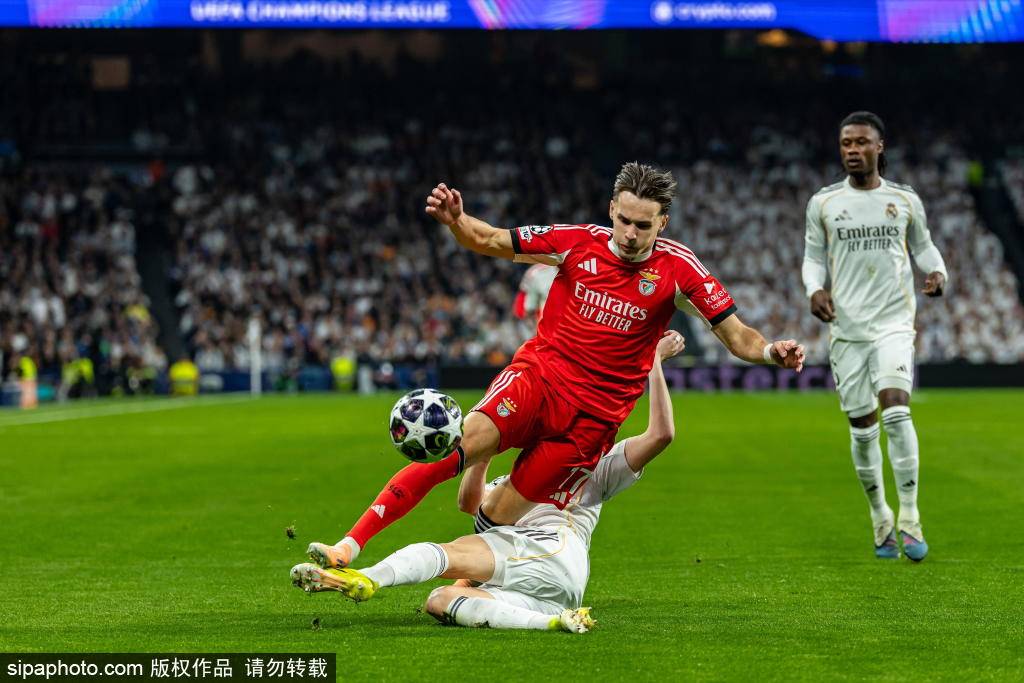 争议言论引爆伯纳乌！名嘴在《小酒馆》怒斥：皇马战曼城只是“海市蜃楼”，巴尔韦德本不该上场