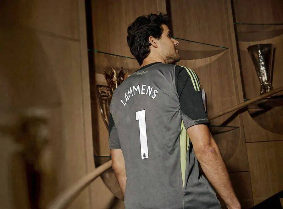 曼联一人离队只差最后步骤，拉爵欲收回500万！拉门斯下赛季穿1号